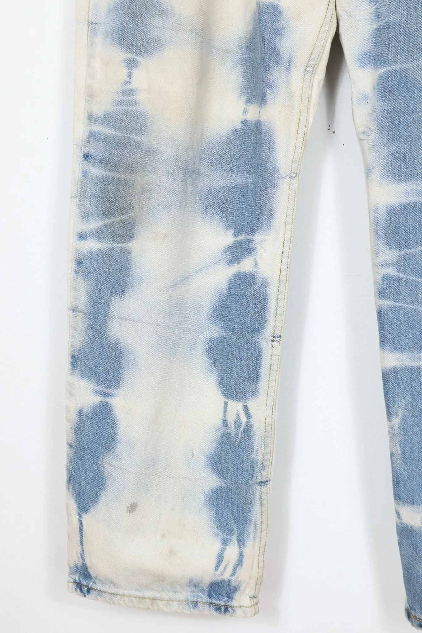 Upcycled Levi's 550 Relaxed Fit Bleached Jeans 01